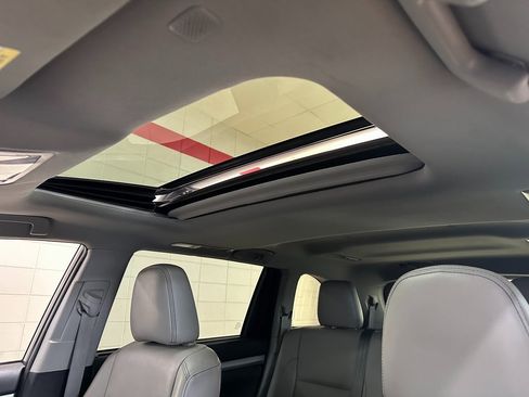 Used 2019 Toyota Highlander XLE image 10