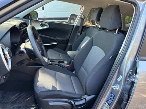 Used 2025 Kia Soul LX w/ LX Technology Package FWD image 35