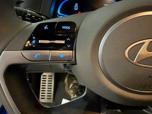 Certified 2025 Hyundai Elantra Sport image 32