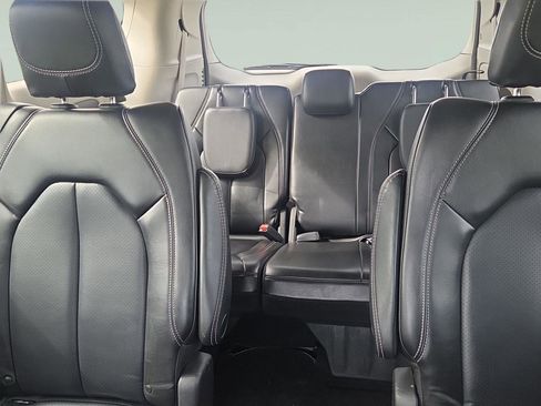 Used 2023 Chrysler Pacifica Touring-L FWD image 18