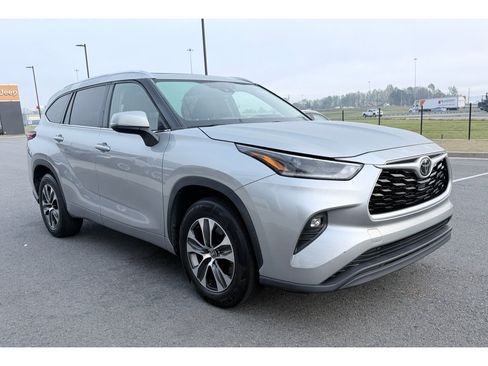 Used 2021 Toyota Highlander XLE image 2