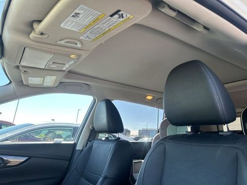 Used 2017 Nissan Rogue SL w/ SL Premium Package image 5