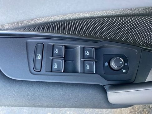 New 2025 Volkswagen Tiguan SE image 24