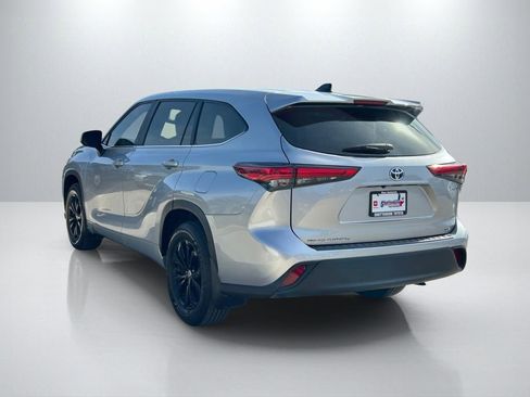 Used 2023 Toyota Highlander LE image 7