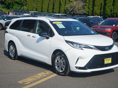 Used 2022 Toyota Sienna XSE w/ XSE Plus Package AWD/4WD image 3