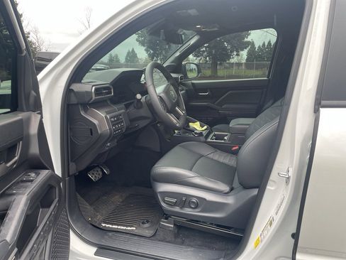 Used 2025 Toyota Tacoma TRD Sport image 15