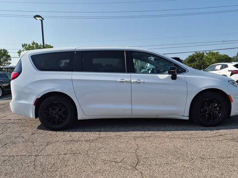 Used 2024 Chrysler Pacifica Touring-L FWD image 6