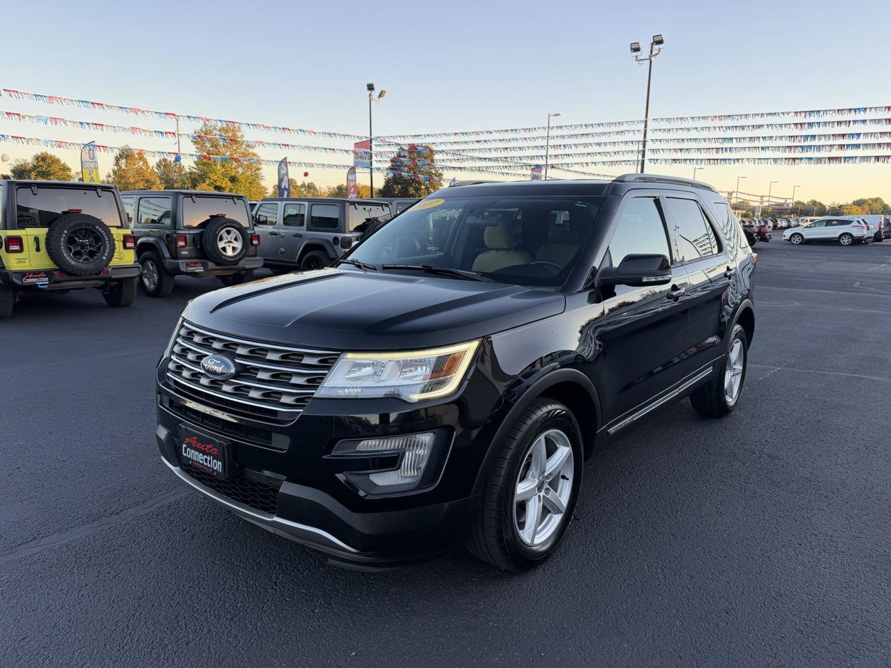 Used 2017 Ford Explorer XLT AWD/4WD image 8