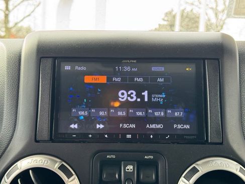 Used 2017 Jeep Wrangler Unlimited Sahara w/ Connectivity Group image 41