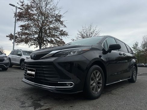 Used 2024 Toyota Sienna XLE image 32