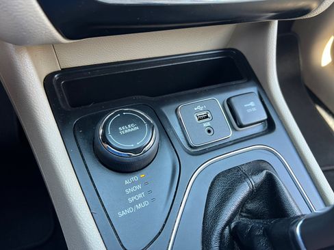 Used 2019 Jeep Cherokee Latitude w/ Popular Appearance Group AWD/4WD image 29