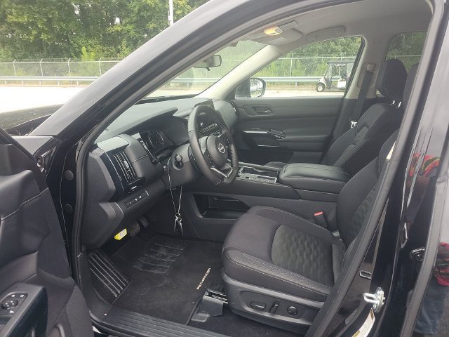Certified 2025 Nissan Pathfinder SV FWD image 6