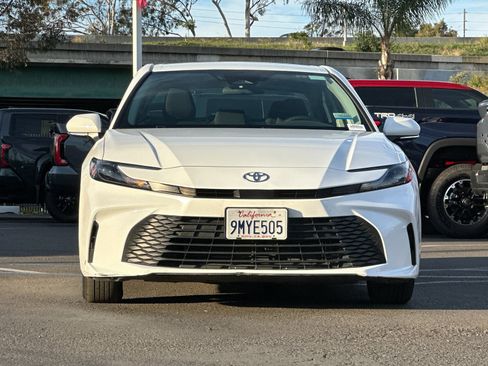 Used 2025 Toyota Camry LE image 7