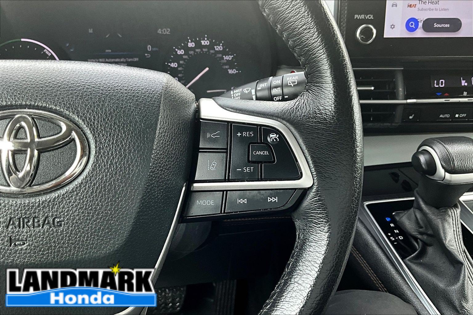 Used 2025 Toyota Sienna XLE FWD image 21