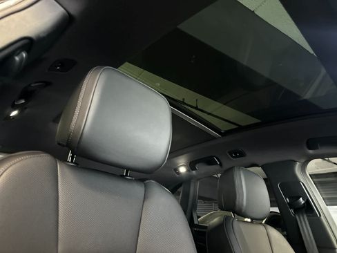 Certified 2025 Porsche Macan AWD/4WD image 18