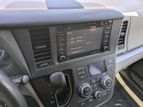 Used 2018 Toyota Sienna LE w/ Carpet Mat Package AWD/4WD image 12