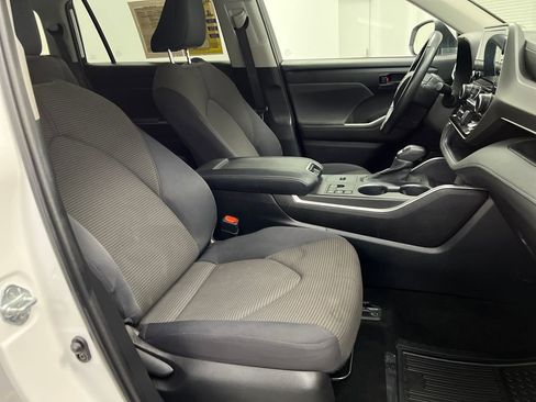 Used 2023 Toyota Highlander LE image 35