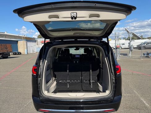 Used 2022 Chrysler Pacifica Touring-L FWD image 22