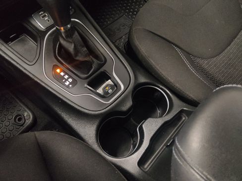 Used 2019 Jeep Cherokee Latitude w/ Cold Weather Group FWD image 26