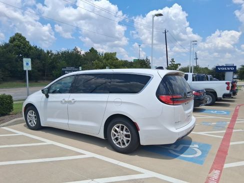Used 2024 Chrysler Pacifica Touring-L FWD image 3