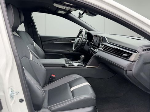 Used 2025 Toyota Camry SE FWD image 11