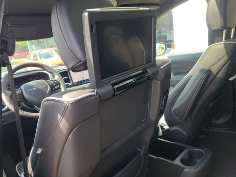 New 2023 Chrysler Pacifica Limited w/ Uconnect Theater Family Group image 44