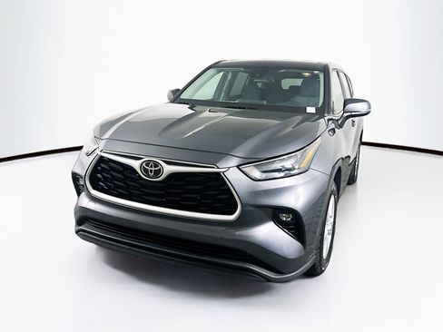 Used 2023 Toyota Highlander LE image 3