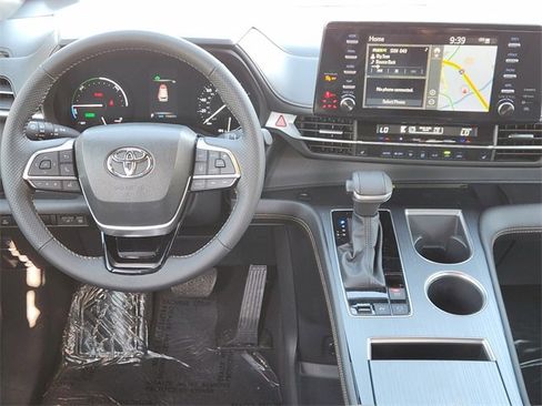 Used 2023 Toyota Sienna XLE Woodland Edition image 15