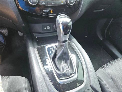 Used 2018 Nissan Rogue SV FWD image 17