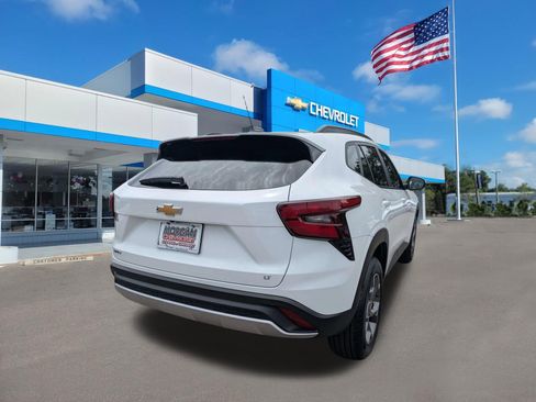 Used 2025 Chevrolet Trax LT w/ Driver Confidence Package FWD image 3