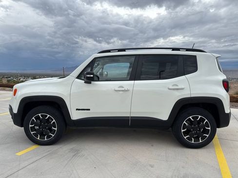 Used 2023 Jeep Renegade Latitude image 2