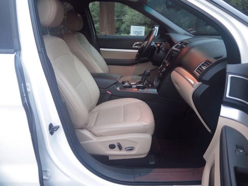 Used 2016 Ford Explorer XLT w/ Equipment Group 202A AWD/4WD image 15