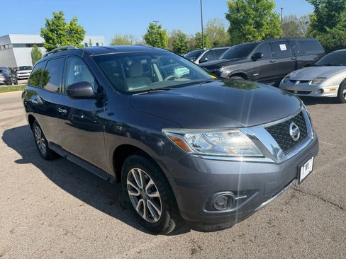 Used 2014 Nissan Pathfinder SV image 3