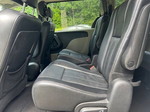 Used 2014 Chrysler Town & Country Touring FWD image 17