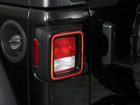 Used 2022 Jeep Wrangler Sport AWD/4WD image 18