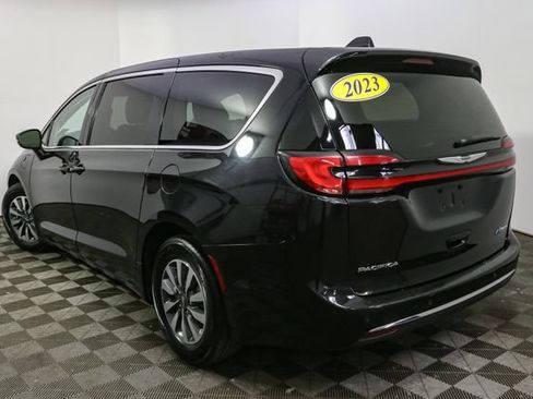 Used 2023 Chrysler Pacifica Touring-L FWD image 7