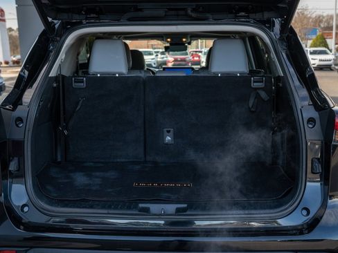 Certified 2023 Toyota Highlander Bronze Edition image 5