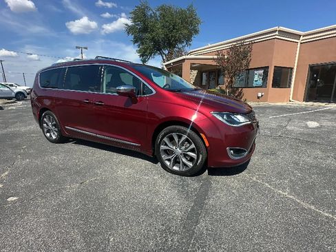 Used 2018 Chrysler Pacifica Limited w/ Tire & Wheel Group FWD image 8