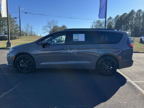 Used 2023 Chrysler Pacifica Touring-L w/ S Appearance Package image 6