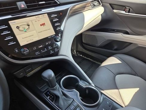 Used 2020 Toyota Camry XLE FWD image 32