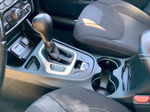 Used 2015 Jeep Cherokee Latitude FWD image 16