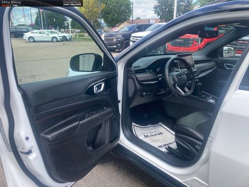 Used 2025 Jeep Compass Trailhawk AWD/4WD image 18