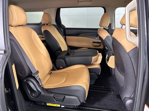 Used 2024 Kia Carnival LX image 27