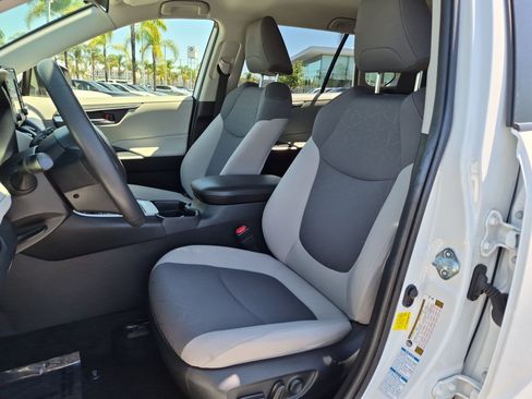 Used 2020 Toyota RAV4 XLE w/ XLE Grade Weather Package AWD/4WD image 16