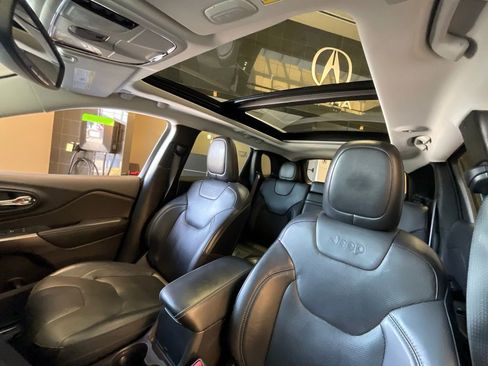 Used 2019 Jeep Cherokee Limited AWD/4WD image 11