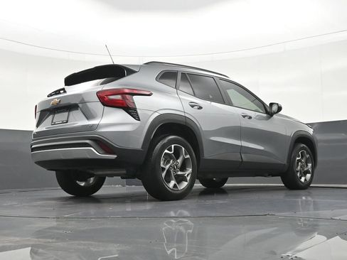 Used 2025 Chevrolet Trax LT FWD image 29