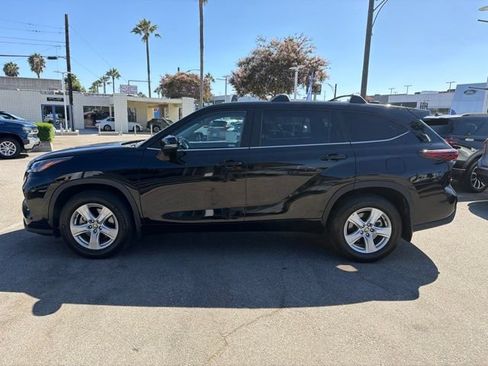 Used 2024 Toyota Highlander LE FWD image 4