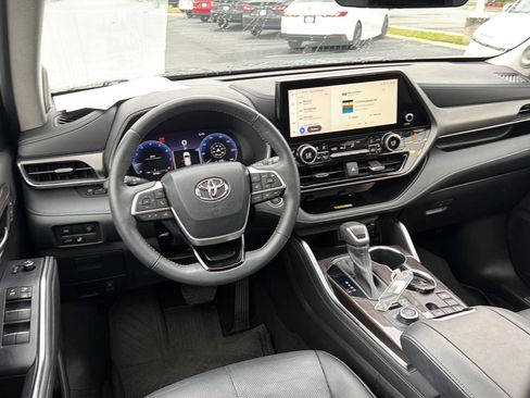 Used 2023 Toyota Highlander Limited AWD/4WD image 19