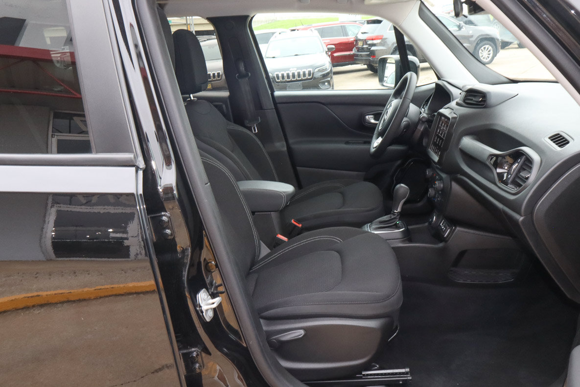 Used 2023 Jeep Renegade Altitude w/ Sun/Sound Group AWD/4WD image 24