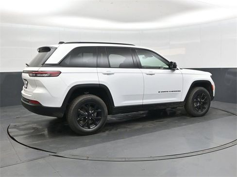 New 2025 Jeep Grand Cherokee Laredo image 3